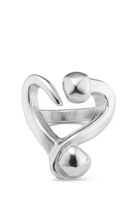 Anillo de plata con forma de corazón abstracto, que presenta curvas suaves, un acento redondeado y un acabado pulido.