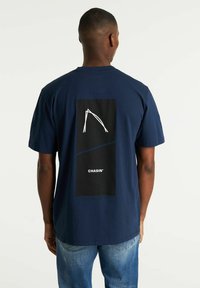 CHASIN' - TREZ - T-shirt con stampa - dark blue Immagine in miniatura 1