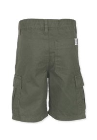 Khaki cargo shorts dengan kain bertekstur, dilengkapi dengan kantong samping, kantong belakang, dan tali pinggang dengan lubang ikat pinggang.