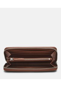 Brązowy skórzany portfel z zamkiem błyskawicznym, wieloma kieszeniami na karty oraz centralną kieszenią na suwak. Gładka faktura i srebrne detale zamka.