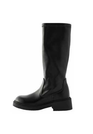 Botte haute en cuir noir avec un bout rond, un petit talon bloc et une tige lisse s'étendant jusqu'à mi-mollet.