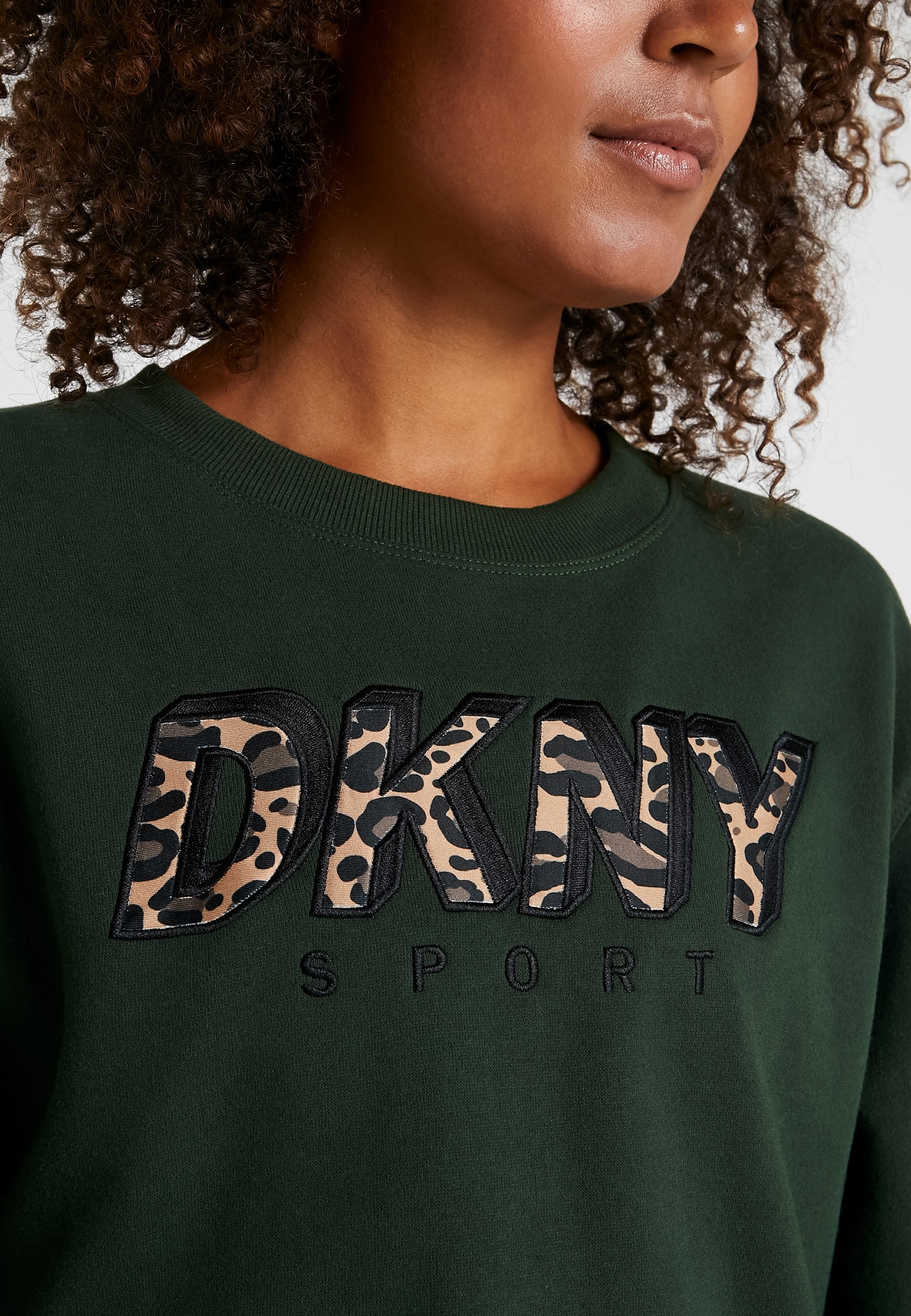 DKNY LONGSLEEVE LEOPARD LOGO APPLIQUE Sweater dark green DKNY LONGSLEEVE LEOPARD LOGO APPLIQUE Sweater black