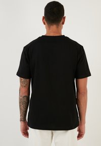Buratti REGULAR FIT - Paprasti marškinėliai - black