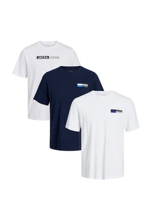 Drei T-Shirts: eines in Weiß mit schwarzem Logo, eines in Marineblau mit kontrastierendem Logo und eines in Weiß mit farbigen Akzenten. Alle sind kurzärmlig und aus Baumwolle.