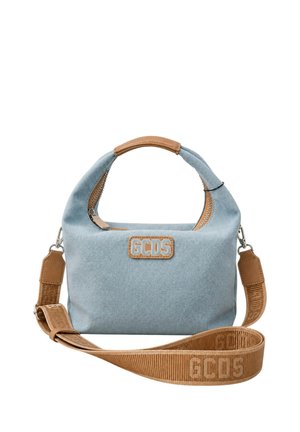 Borsa a mano in tessuto azzurro chiaro con manico color cuoio, tracolla regolabile color cuoio e logo "GCDS" sulla parte anteriore e sulla tracolla.