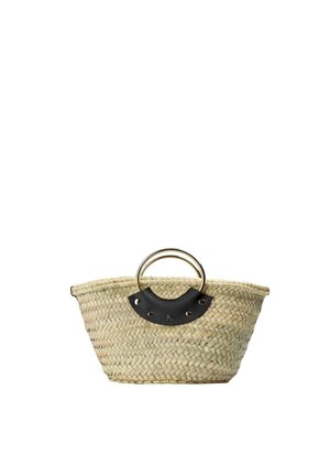 Bolso de mano tejido en paja con acento de cuero negro semicircular y dos asas de anillo de metal dorado, mostrado sobre fondo blanco.