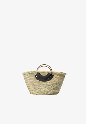 Bolso de mano tejido en paja con acento de cuero negro semicircular y dos asas de anillo de metal dorado, mostrado sobre fondo blanco.