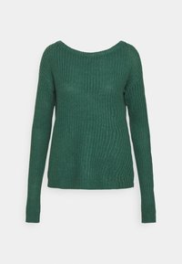 Grüner Strickpullover mit langen Ärmeln, weitem Rundhalsausschnitt und gerippter Textur. Saum und Bündchen sind mit einem engeren Rippenmuster versehen.