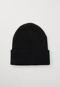 Beanie nero in maglia con un tessuto morbido e testurizzato, dotato di un risvolto e una parte superiore arrotondata, che misura circa 25 cm di altezza.
