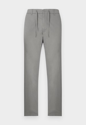 Pantaloni grigi realizzati in tessuto intrecciato. Presentano una vita con coulisse, chiusura con bottone, vestibilità sartoriale e gambe dritte. Nessun motivo visibile.