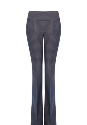 Pantaloni a righe sottili blu navy con vita ampia e gambe svasate, esposti su uno sfondo bianco.