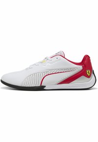 Scarpe sportive bianche con accenti rossi, design forato e suole nere. Le caratteristiche includono un logo Ferrari e una forma della punta arrotondata.