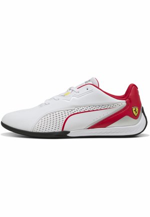 Chaussures de sport blanches avec des accents rouges, design perforé et semelles noires. Les caractéristiques incluent un logo Ferrari et une forme de bout arrondi.