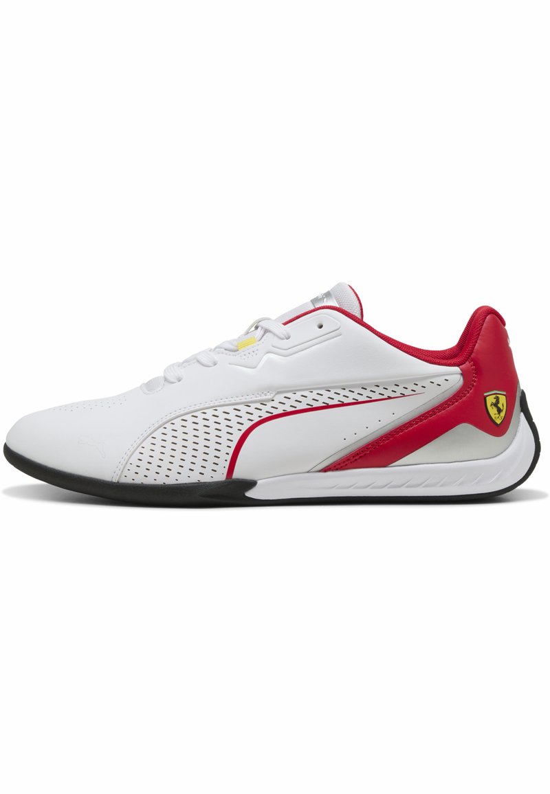 Scarpe sportive bianche con accenti rossi, design forato e suole nere. Le caratteristiche includono un logo Ferrari e una forma della punta arrotondata.