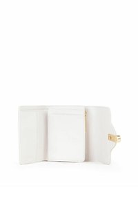 Cartera blanca de cuero suave, con un cierre dorado, múltiples ranuras para tarjetas, un compartimento con cremallera y un diseño con borde en forma de concha.