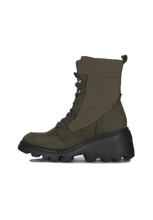 - Botki na platformie