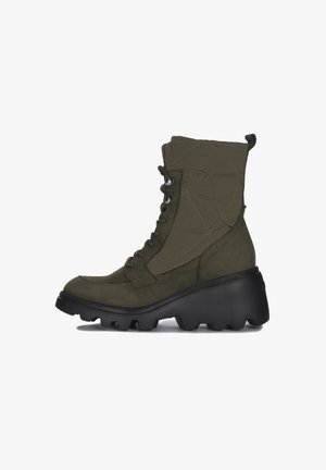 Oliwkowe botki do kostki z teksturowaną cholewką, sznurowane z przodu, na chunky czarnej podeszwie z głębokimi rowkami dla lepszej przyczepności.
