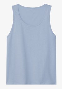 Lyseblå ærmeløs tanktop lavet af blødt stof, med en rund udskæring og lige kant. Ingen synlige mønstre eller detaljer.