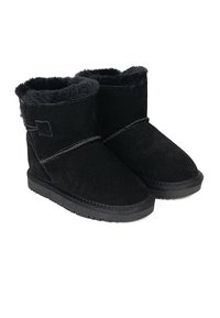 Botas de tobillo de ante negro con un suave forro de piel de pelo, suela plana y un detalle de correa lateral. La puntera redondeada y los acentos cosidos completan el diseño.
