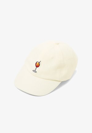 Kremowa czapka bejsbolowa z haftowanym na przednim panelu kieliszkiem koktajlowym z czerwonym napojem i plasterkiem pomarańczy.