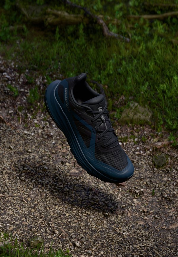ULTRA FLOW GTX - Trail running shoes