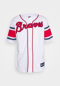Wit Atlanta Braves honkbalshirt met rode en marine blauwe biezen, rode en marine blauwe strepen op de mouwen en een knoopsluiting aan de voorkant.