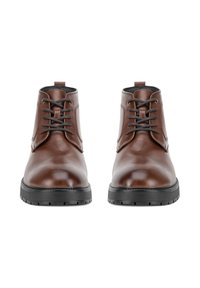 Hnědé kožené kotníkové boty s lesklým povrchem, s černým šněrováním, gumovou podrážkou a smyčkou na patě pro snadné obouvání.