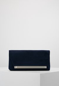 Námořnicky modrý semišový psaníčko obdélníkového tvaru, s stříbrným kovovým akcentem a šikmým zavíráním na klopu.