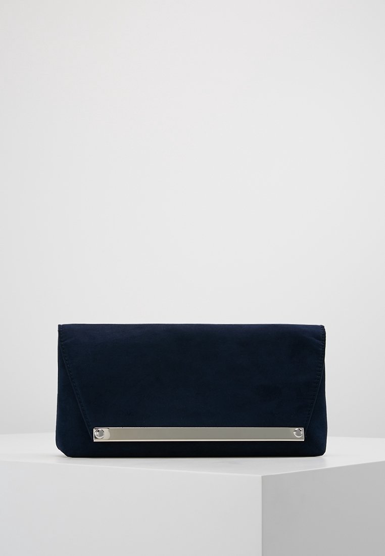 Námořnicky modrý semišový psaníčko obdélníkového tvaru, s stříbrným kovovým akcentem a šikmým zavíráním na klopu.