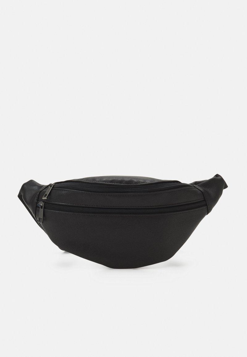 Banane en cuir noir avec deux compartiments zippés et une sangle réglable sur fond blanc.