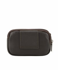 Piccolo astuccio rettangolare in pelle marrone scuro, con una cinghia frontale e chiusura con zipper superiore, isolato su uno sfondo bianco.