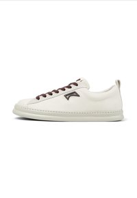 Low-top white leather sneaker with dark brown laces, a small black logo on the side, and a beige rubber sole.
