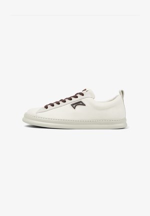 Sneaker bassa bianca in pelle con lacci marroni scuri, un piccolo logo nero di lato e una suola in gomma beige.