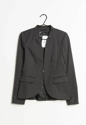 Dunkelgrauer Damenblazer mit dezentem Karomuster, langen Ärmeln, zwei vorderen Klappentaschen, präsentiert auf einem schwarzen Kleiderbügel mit angebrachtem Preisschild.