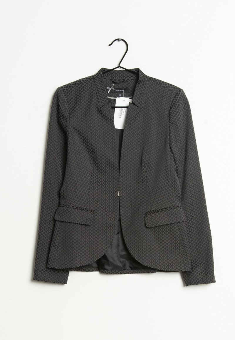 Blazer femme gris foncé avec un motif à carreaux discret, manches longues, deux poches avant à rabat, présenté sur un cintre noir avec étiquette de prix attachée.