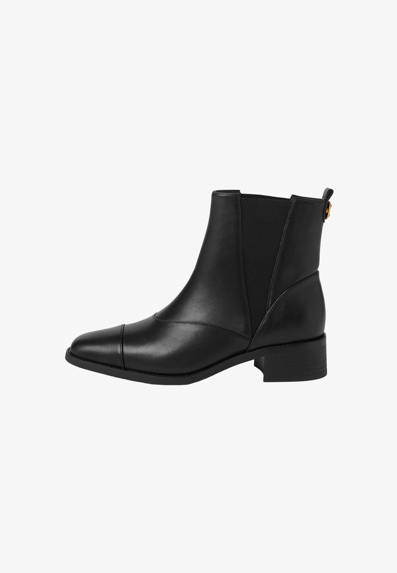 Stivale alla caviglia in pelle nera con pannelli elastici laterali, punta affusolata e tacco basso a blocco. Presenta un piccolo passante sul retro.