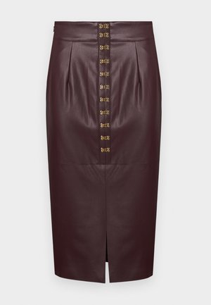 Burgundy nahkalehtiöhame, jossa on etupleatsit, takareikä ja kultasävyiset koristepainikkeet keskellä. Sileä rakenne.