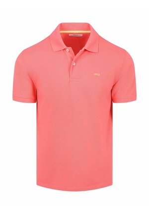 Korallrosa Poloshirt mit kurzen Ärmeln, Zwei-Knopf-Leiste, kleinem gelbem "MCG"-Logo auf der linken Brust und gelbem Krageninnenbesatz.