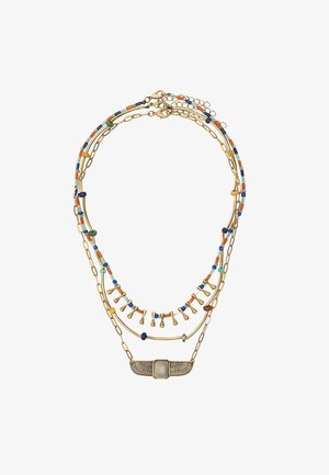 Złoty naszyjnik z wieloma rzędami, ozdobiony kolorowymi koralikami o różnych kształtach oraz dekoracyjnym centralnym wisiorem z misternymi zdobieniami.