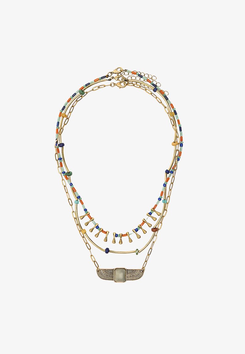 Złoty naszyjnik z wieloma rzędami, ozdobiony kolorowymi koralikami o różnych kształtach oraz dekoracyjnym centralnym wisiorem z misternymi zdobieniami.