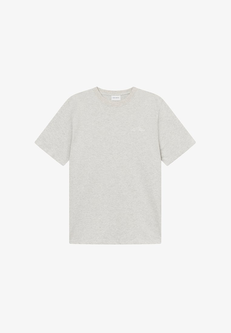 T-shirt de algodão cinza claro com mangas curtas, decote redondo e detalhe do logo subtil no lado esquerdo do peito. Textura suave, corte casual.