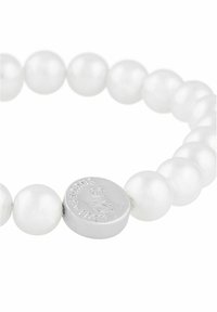 Vit pärlarmband bestående av runda, släta pärlor med ett silverlås som har "SNO of Sweden" ingraverat på det.