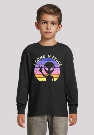 Langärmliges schwarzes T-Shirt mit einem farbenfrohen Grafik eines Aliens vor horizontalen gestreiften Sunset-Farben und dem Text "ICH KOMME IM FRIEDEN."