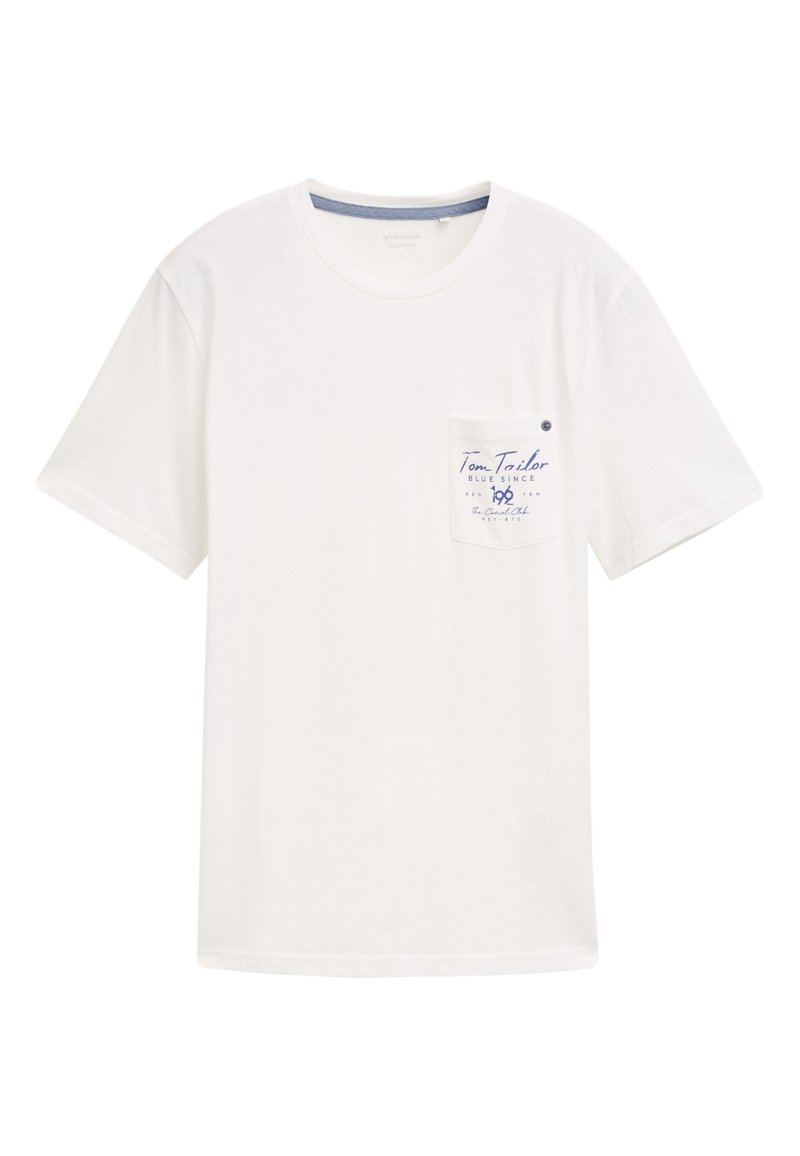 Hvid bomulds t-shirt med rund halsudskæring, korte ærmer og lommepunge på venstre bryst med blå trykdetaljer.