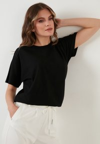 LELA CREW NECK  - Základné tričko - black
