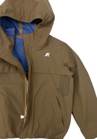 Giacca cappuccio marrone con fodera blu, zip frontale e motivi perforati. Presenta un logo sul petto e polsini slim ed elastici.