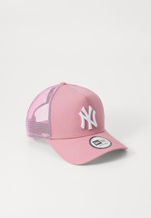 Gorra rosa con visera curva, logotipo bordado en blanco y paneles de malla en la parte posterior para ventilación. Presenta una etiqueta redonda de talla en la visera.