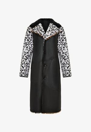 Schwarzer Leder-Mantel mit Ärmeln und Kragen aus Leopardenmuster-Faux-Fur. Verfügt über einen geraden Schnitt, Knopfverschluss und diagonale Steppnahtdetails.