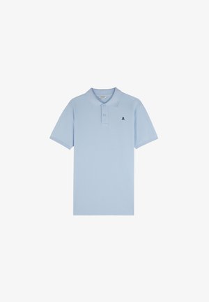 Camiseta polo azul claro con mangas cortas, cuello clásico, tapeta de tres botones y un pequeño logo negro en el pecho izquierdo. Textura suave.