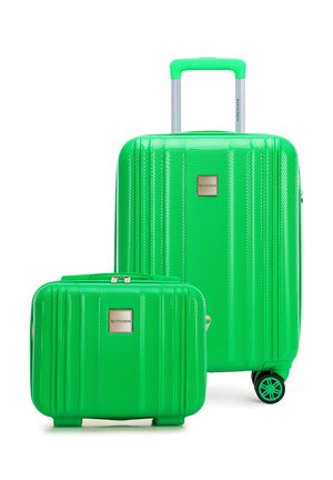 Dos maletas de color verde brillante con textura, una grande con cuatro ruedas y asa telescópica, y una más pequeña rígida con cremallera.